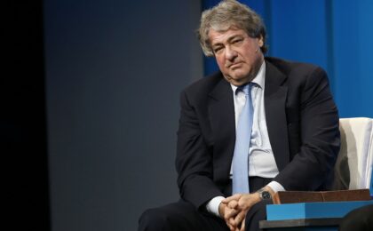 Leon Black durante una conferenza stampa