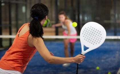 Giocatori di padel in azione durante un torneo