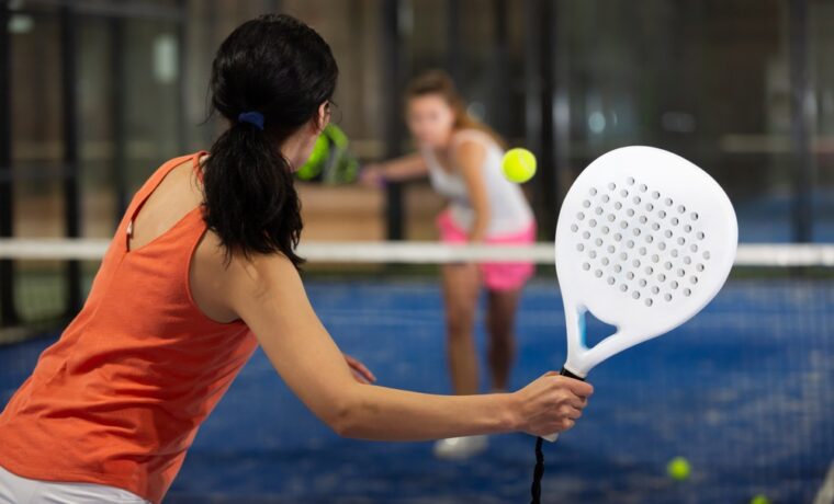 Giocatori di padel in azione durante un torneo