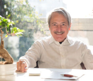 Antonio Brandi durante un'intervista