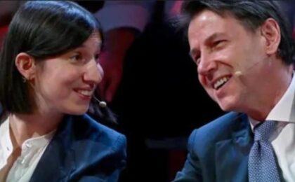 Elly Schlein e Giuseppe Conte durante il comizio a Napoli