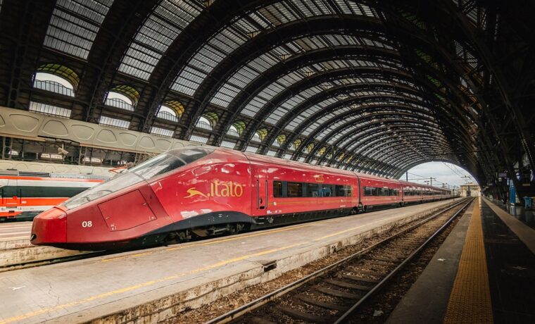 Treno ad alta velocità Italo in movimento