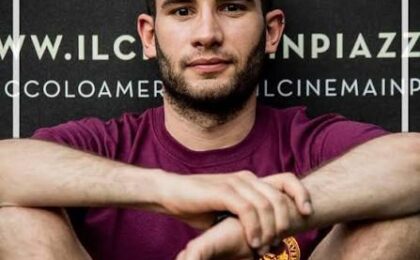 Valerio Carocci parla in una piazza di Roma