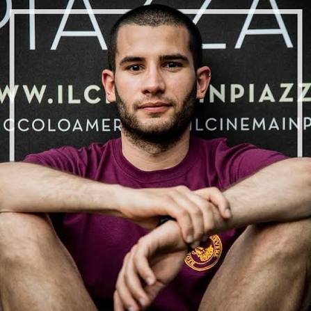 Valerio Carocci parla in una piazza di Roma