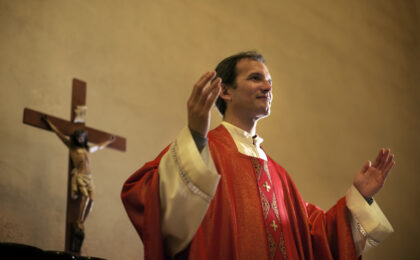Immagine di un vescovo durante una cerimonia religiosa