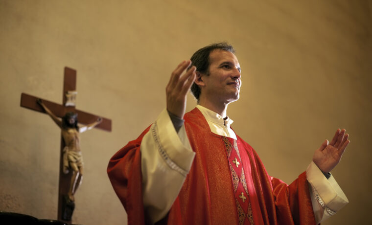 Immagine di un vescovo durante una cerimonia religiosa