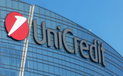Sede di UniCredit con grafico finanziario