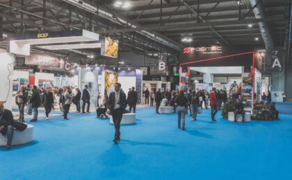 Immagine di una fiera con elementi digitali