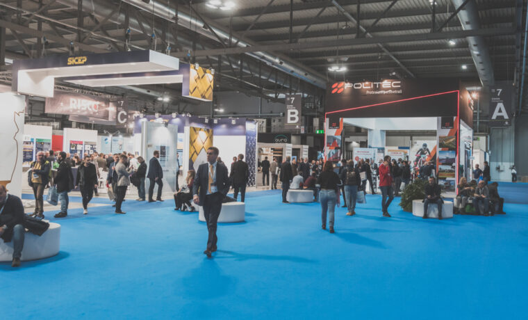 Immagine di una fiera con elementi digitali