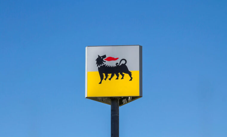 Logo Eni su uno sfondo di grafici finanziari