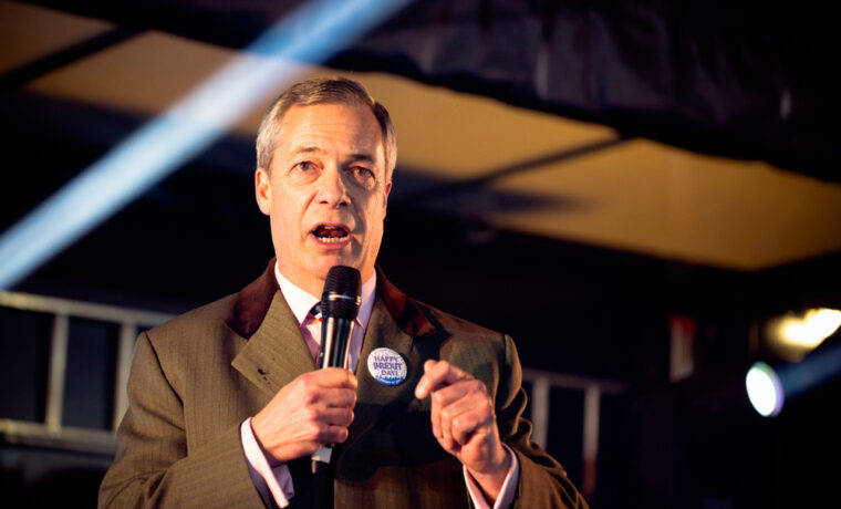 Nigel Farage durante una conferenza stampa