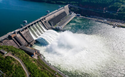 Immagine di una diga con livelli d'acqua bassi