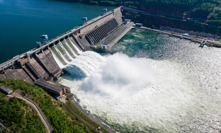 Immagine di una diga con livelli d'acqua bassi