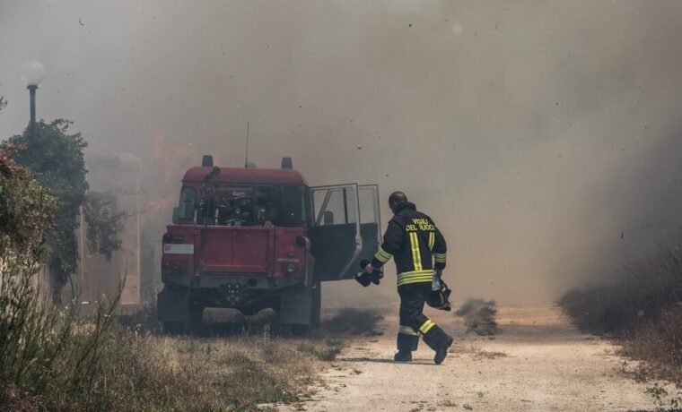 Incendio nell'isola ecologica di Novate Milanese