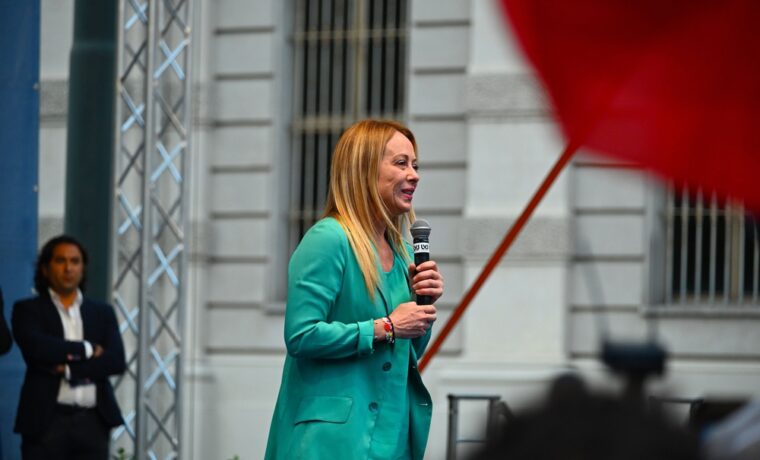 Giorgia Meloni durante una conferenza stampa