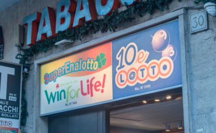 Biglietto del SuperEnalotto con numeri vincenti