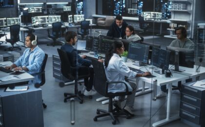 Dipendenti tecnologici in un ufficio moderno