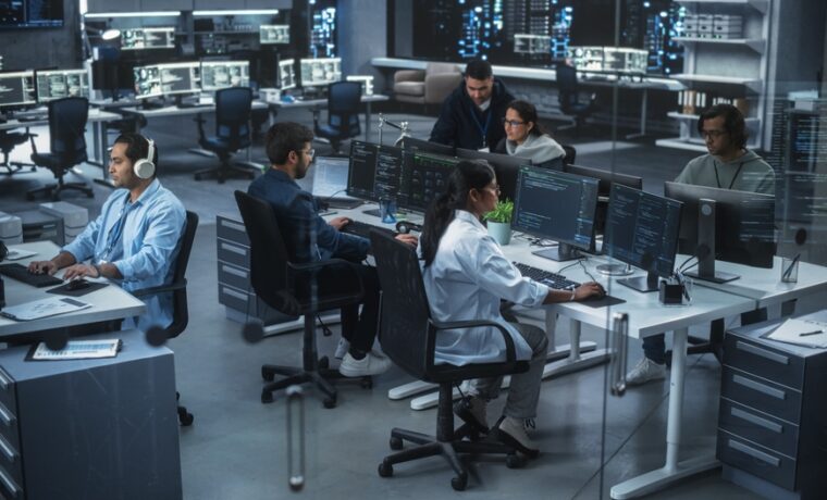Dipendenti tecnologici in un ufficio moderno