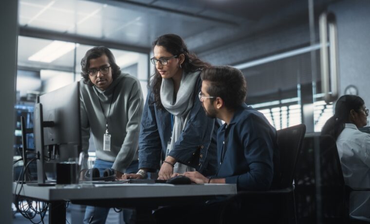 Professionisti del settore tecnologico al lavoro
