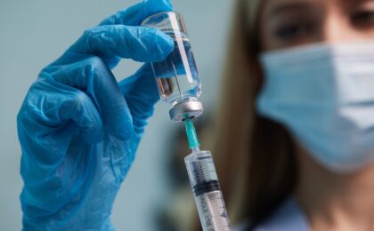 Anziani che ricevono vaccinazioni