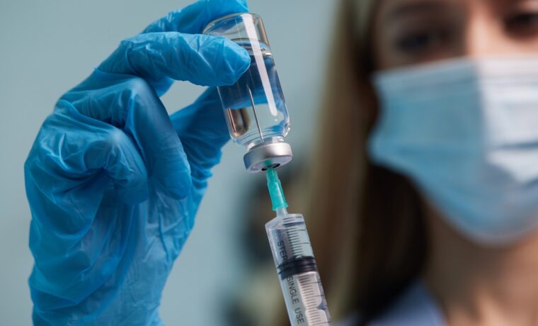 Anziani che ricevono vaccinazioni