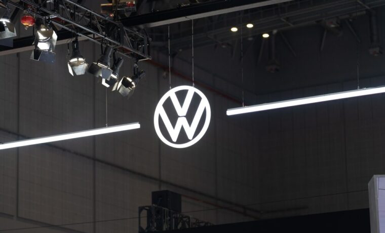 Logo Volkswagen su un edificio