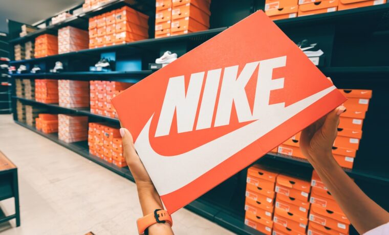 Logo Nike su sfondo bianco