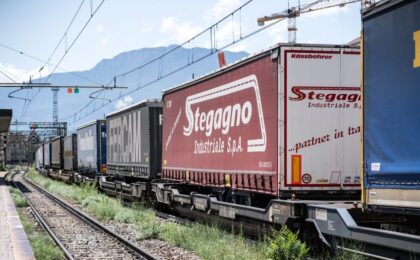 Treno merci su binari ferroviari in Italia