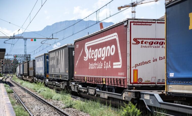 Treno merci su binari ferroviari in Italia