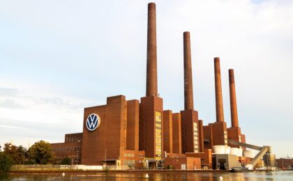 Logo Volkswagen su uno sfondo blu