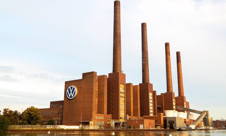 Logo Volkswagen su uno sfondo blu