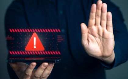 Immagine di un computer con avvisi di sicurezza