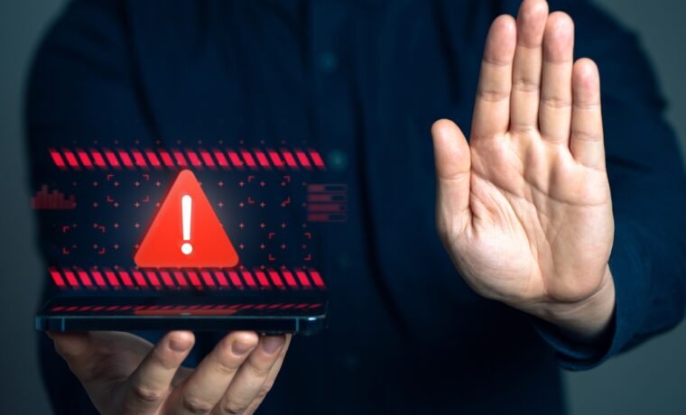 Immagine di un computer con avvisi di sicurezza