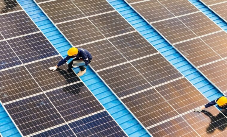 Impianto fotovoltaico su un tetto industriale