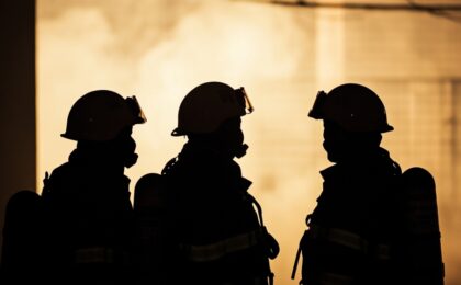 Colonna di fumo nero si alza da un condominio in fiamme