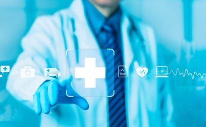 Medico che utilizza un sistema di intelligenza artificiale