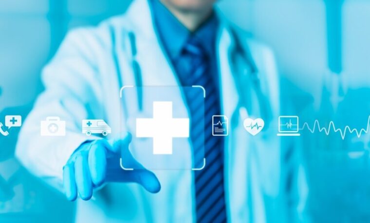 Medico che utilizza un sistema di intelligenza artificiale