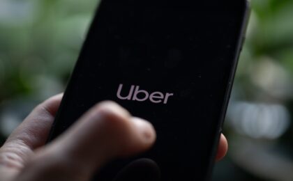 Logo Uber su uno smartphone