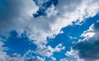 Paesaggio italiano con temporali in arrivo