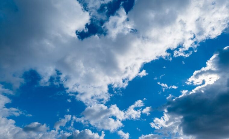 Paesaggio italiano con temporali in arrivo