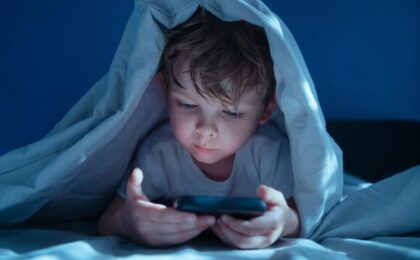 Bambini e adolescenti davanti a schermi digitali