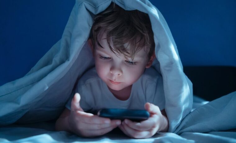 Bambini e adolescenti davanti a schermi digitali