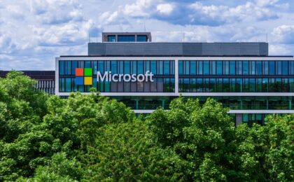 Logo Microsoft su uno sfondo blu