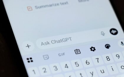 Persona che utilizza ChatGPT Work su smartphone