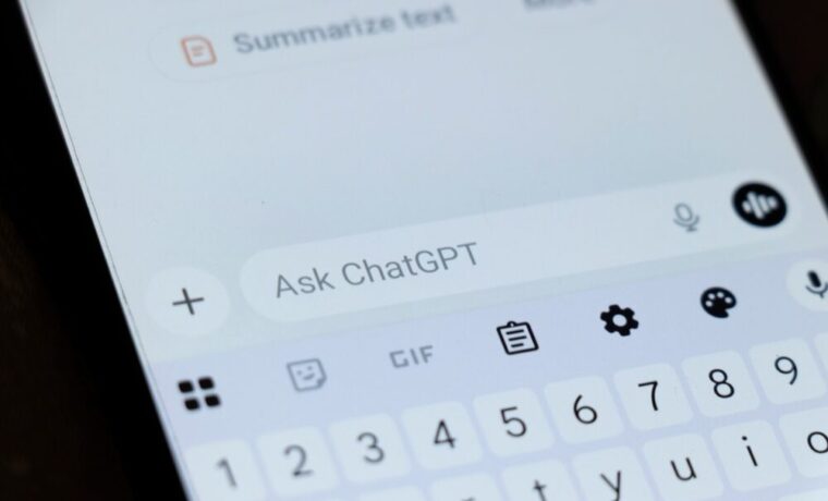 Persona che utilizza ChatGPT Work su smartphone
