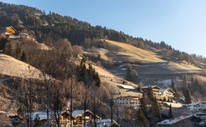 Paesaggio alpino senza neve