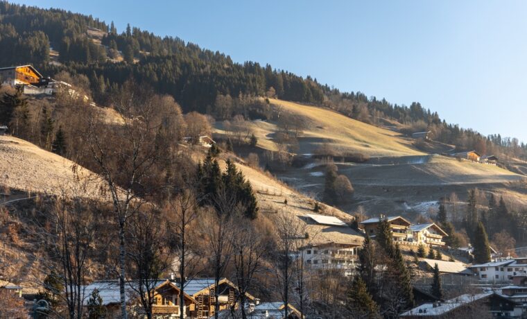 Paesaggio alpino senza neve