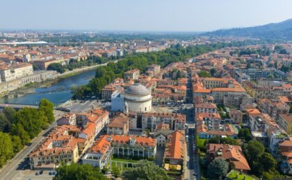 Vista aerea di Torino con traffico e smog