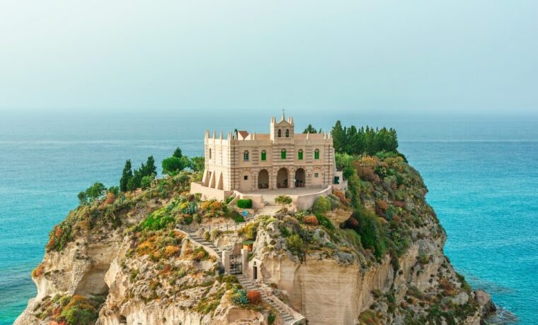 Vista di Tropea con il mare sullo sfondo