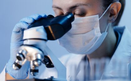 Laboratorio di ricerca con provette e microscopio